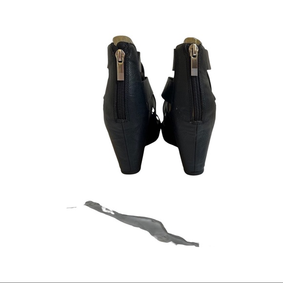 New Direction Sandal Wedge - Picture 2 of 5